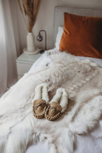 Load image into Gallery viewer, ladies sheepskins