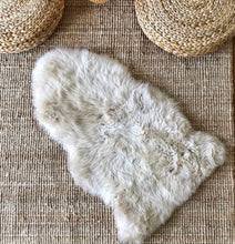 Load image into Gallery viewer, sheepskin rug in oyster